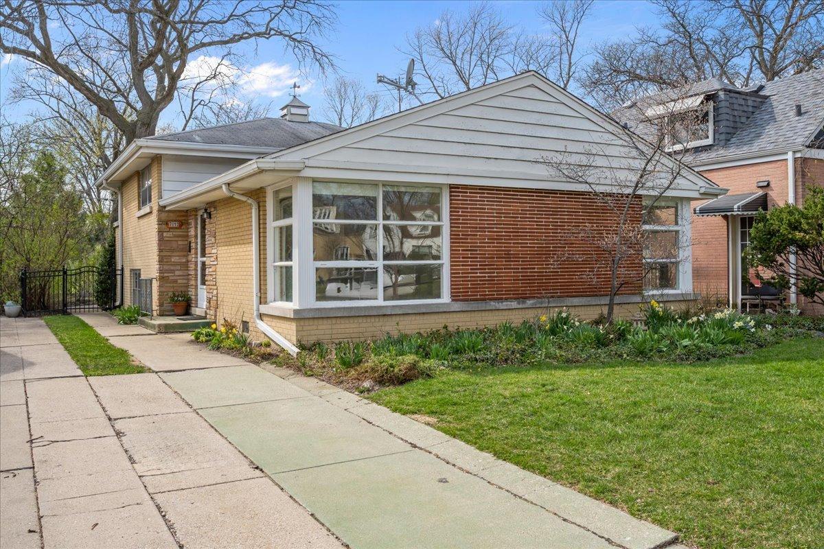 7012 N Kenton Ave., Lincolnwood, IL 60712