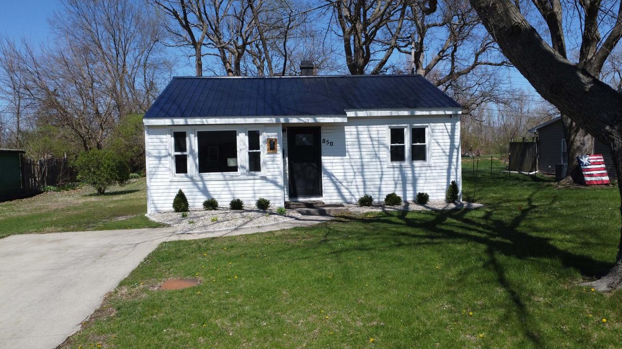 850 E Locust St., Watseka, IL 60970