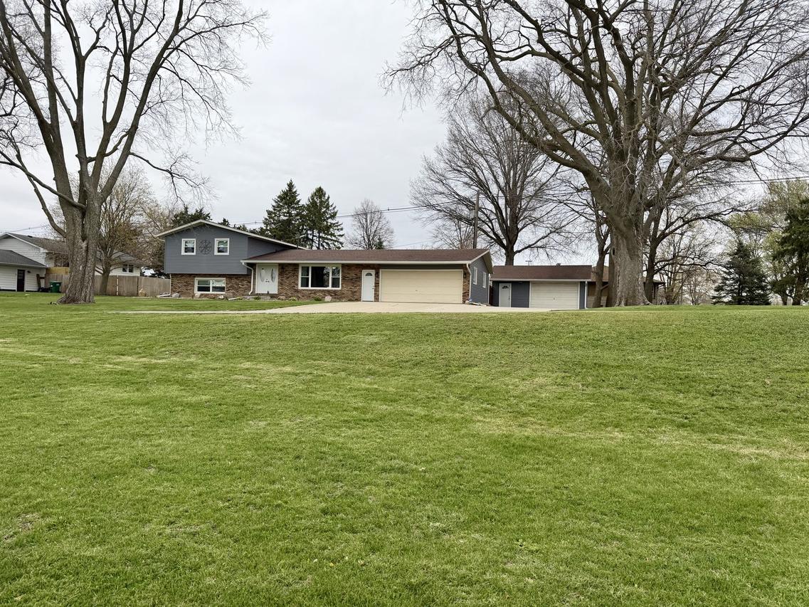 702 S Grant St., Clinton, IL 61727