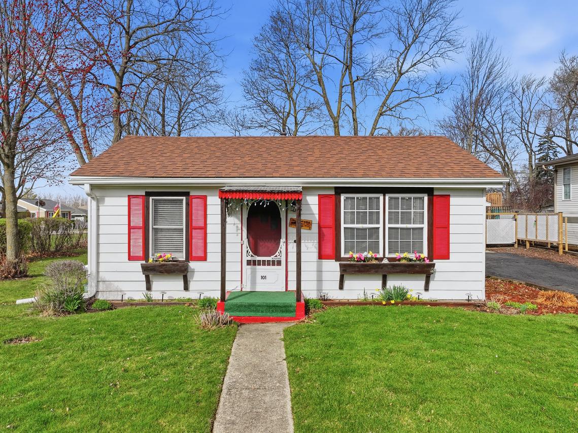 101 Oakleaf Rd., Lake In The Hills, IL 60156