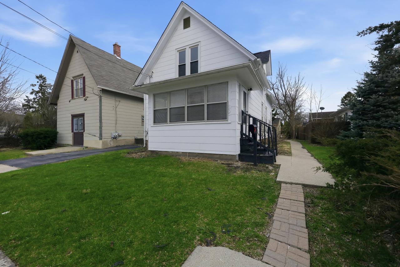 835 Oak St., Elgin, IL 60123