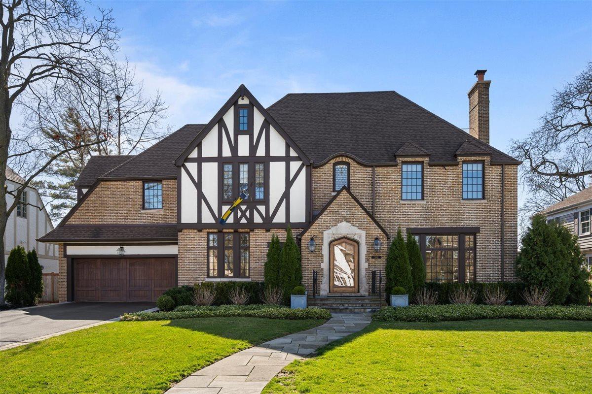 562 Earlston Rd., Kenilworth, IL 60043