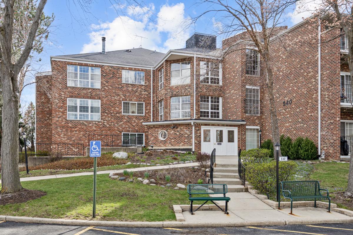 540 Biesterfield Rd. #305, Elk Grove Village, IL 60007