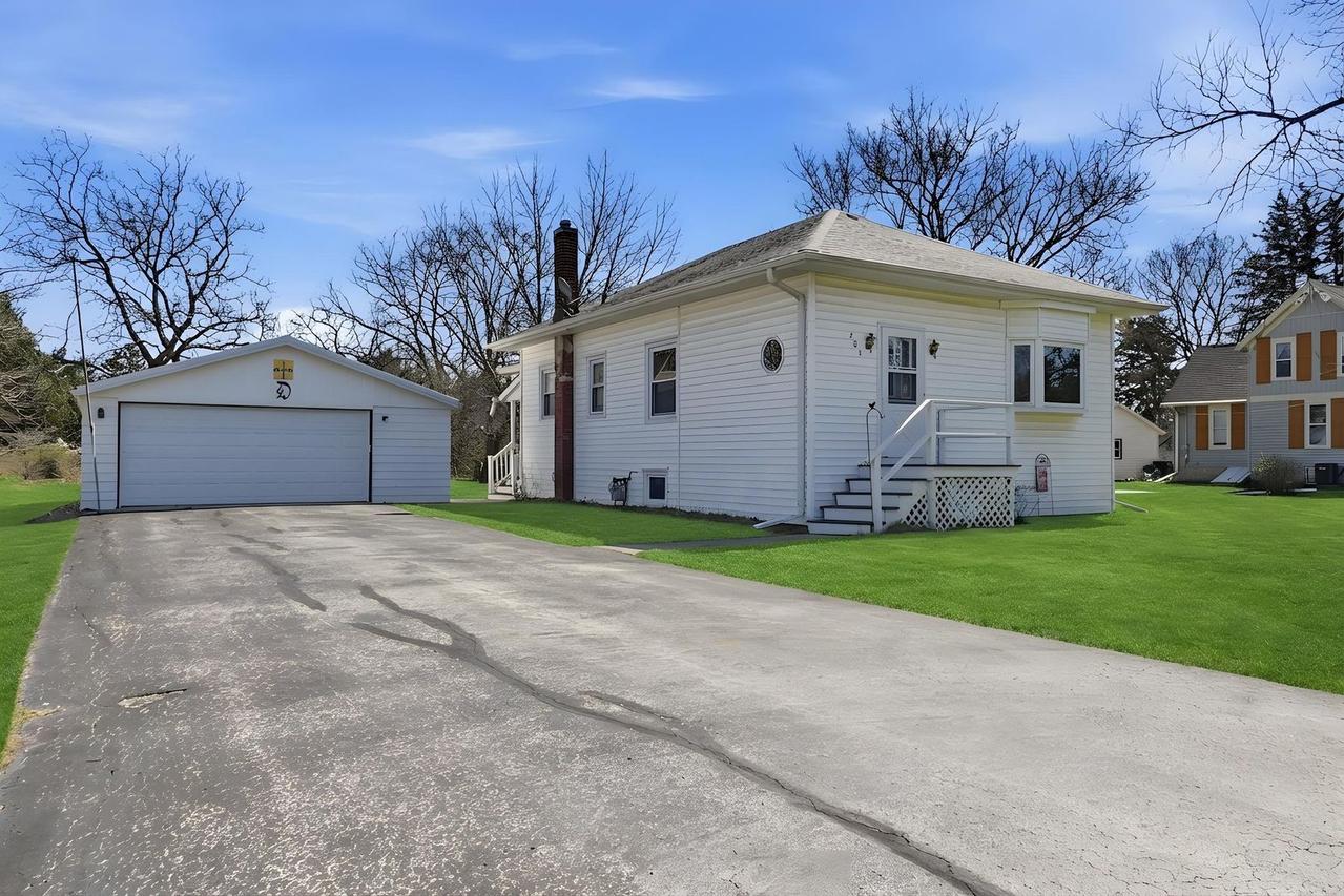 203 Main St., Lindenwood, IL 61049