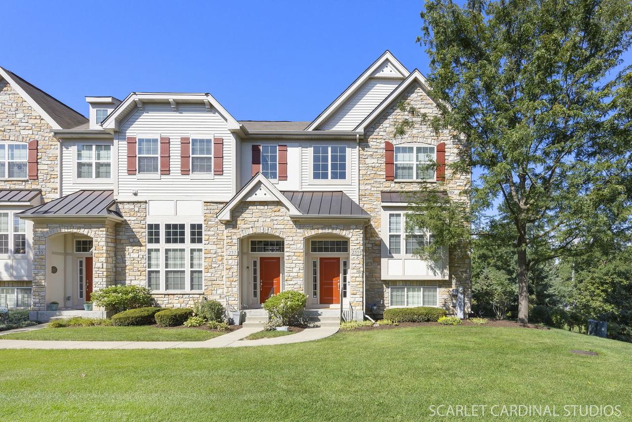259 Bennett Dr., Carol Stream, IL 60188