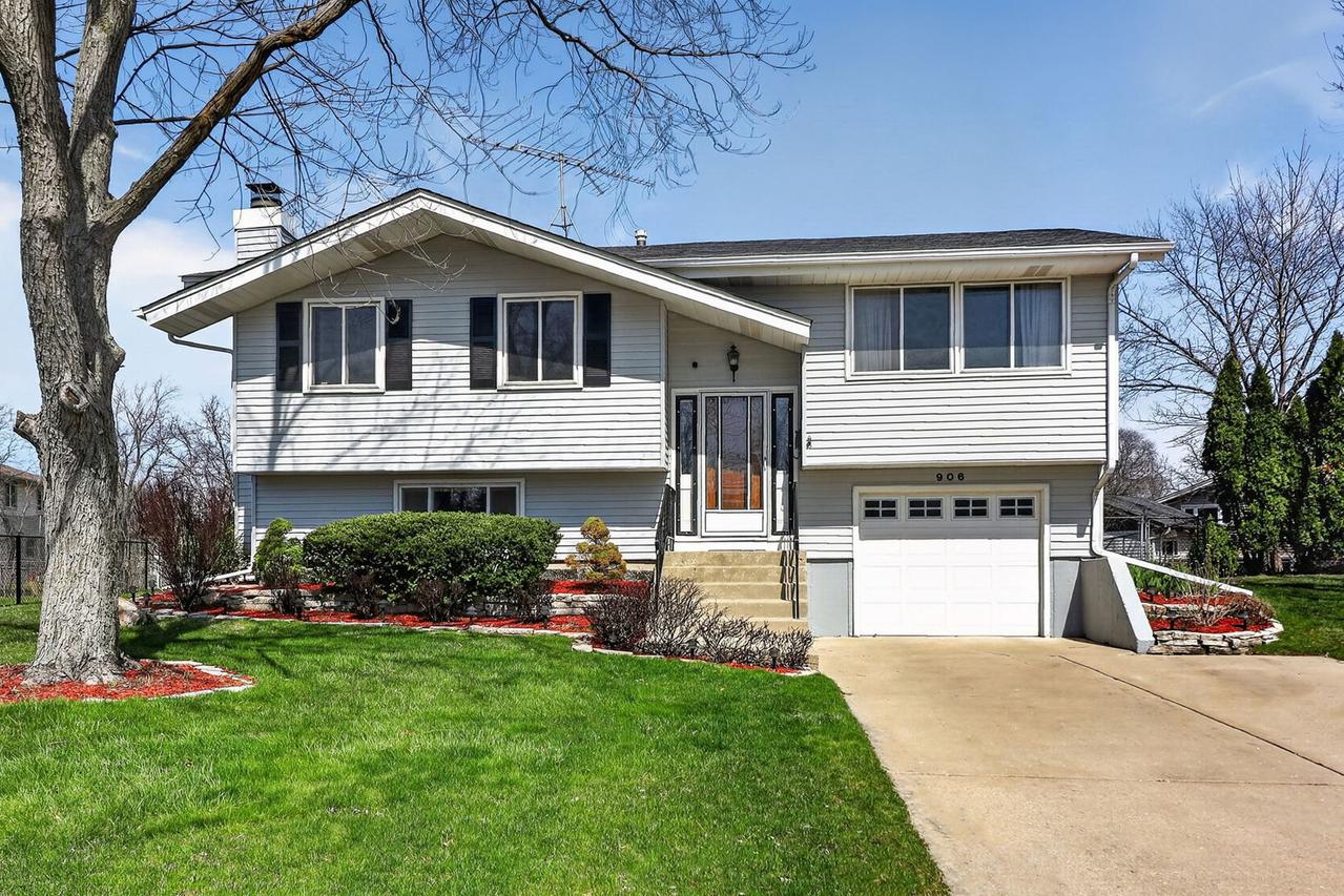 906 Jeffery Ct., Schaumburg, IL 60193