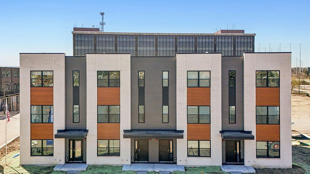 2221 Waters Edge Dr., Schaumburg, IL 60196