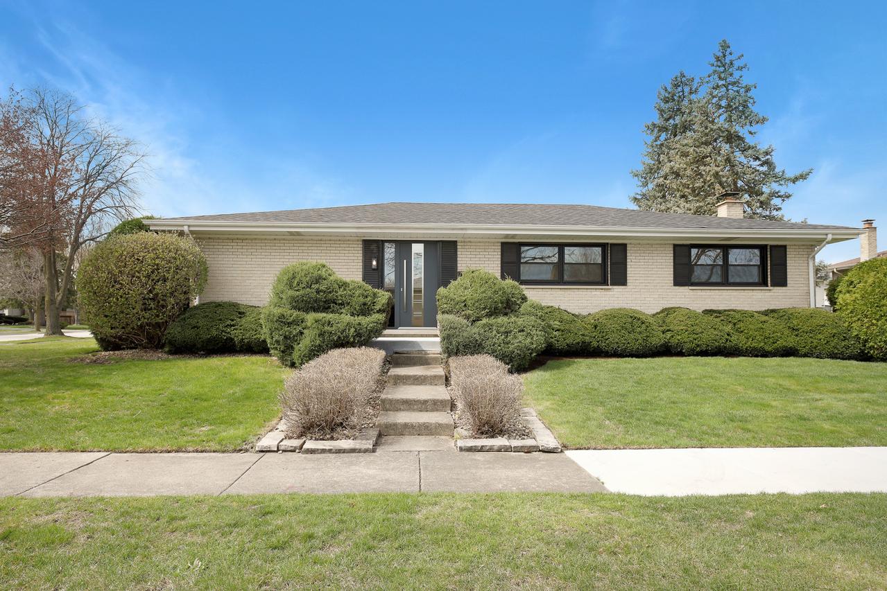 1008 W Ash Dr., Mount Prospect, IL 60056
