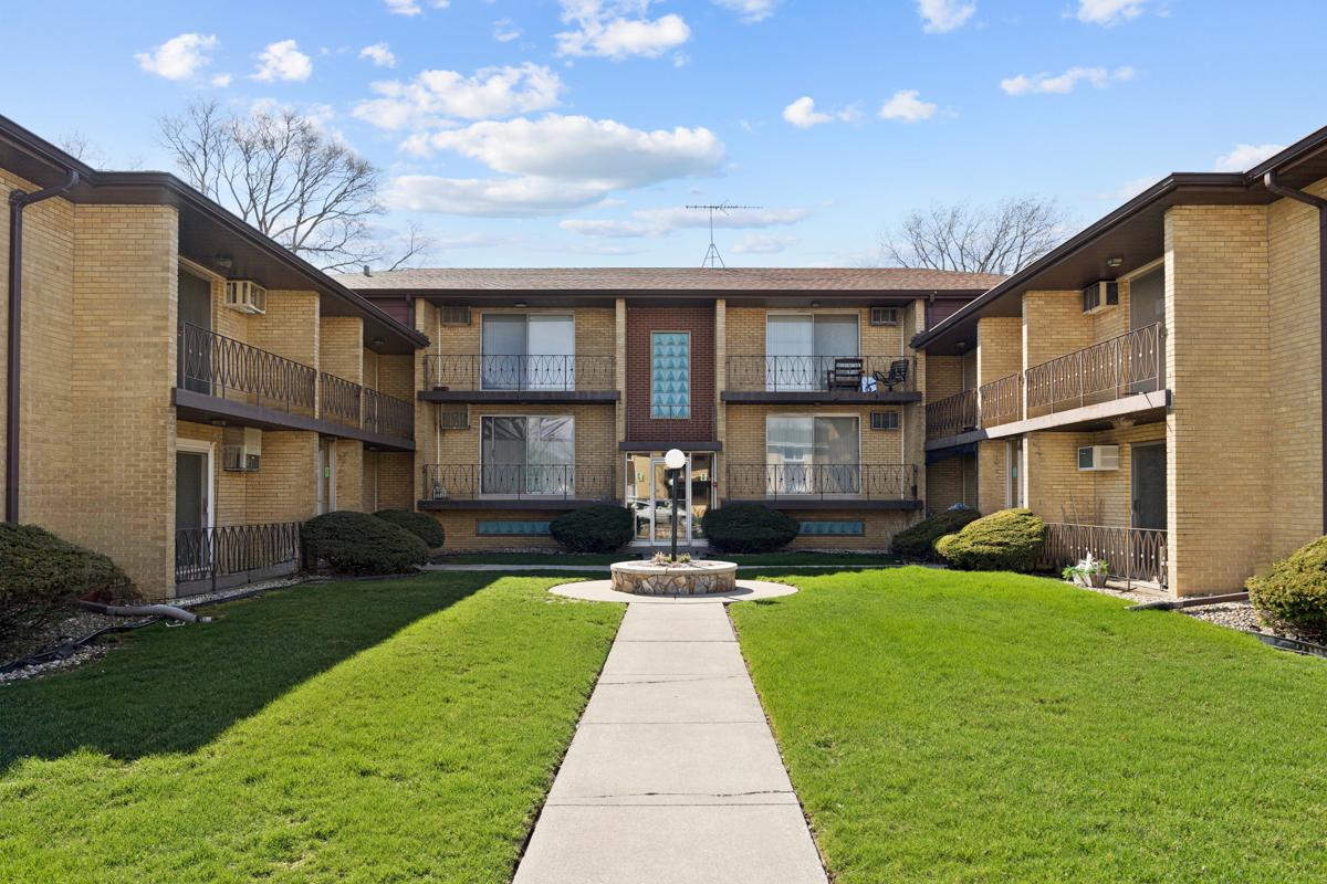 18318 Exchange Ave. #2F, Lansing, IL 60438