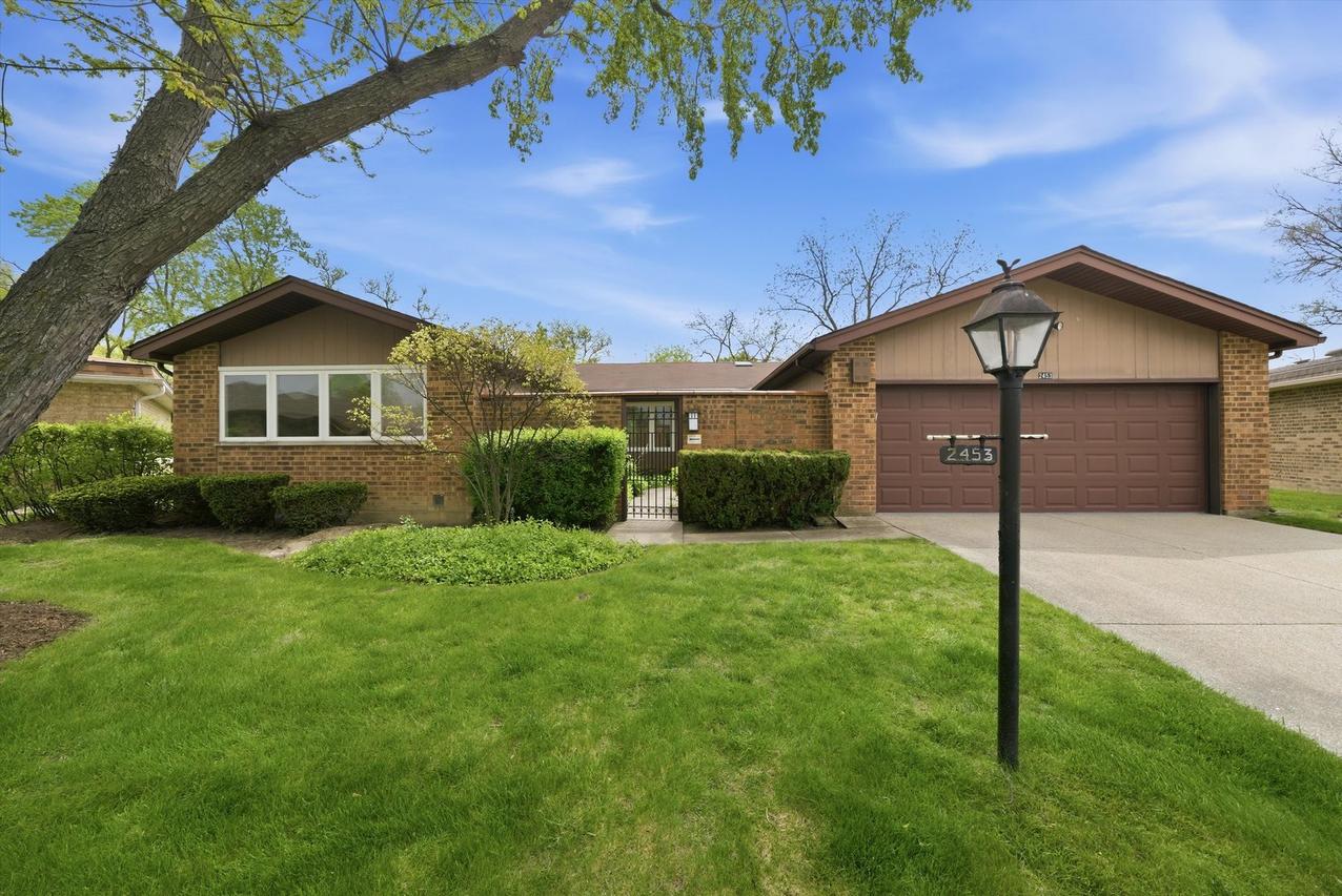 2453 Seville Cir., Northbrook, IL 60062
