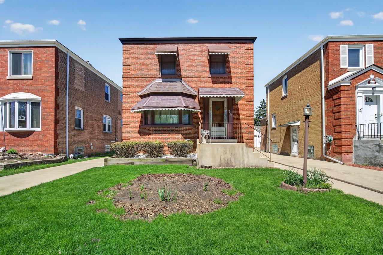 9020 W Forestview Dr., North Riverside, IL 60546