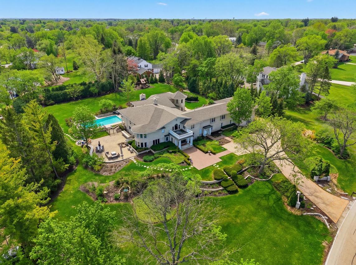 1877 Banbury Rd., Inverness, IL 60067