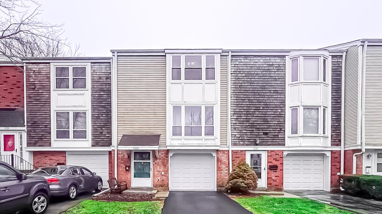 2137 Greystone Pl., Hoffman Estates, IL 60169