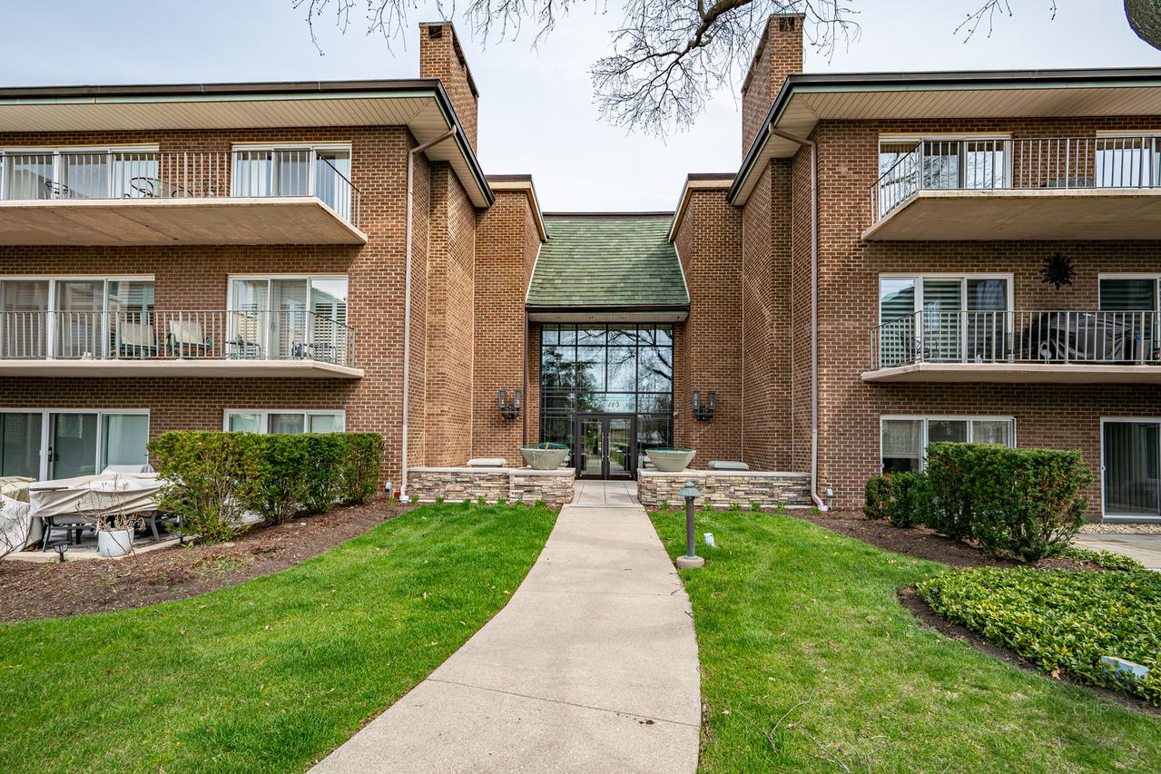 4 Oak Brook Club Dr. #G205, Oak Brook, IL 60523