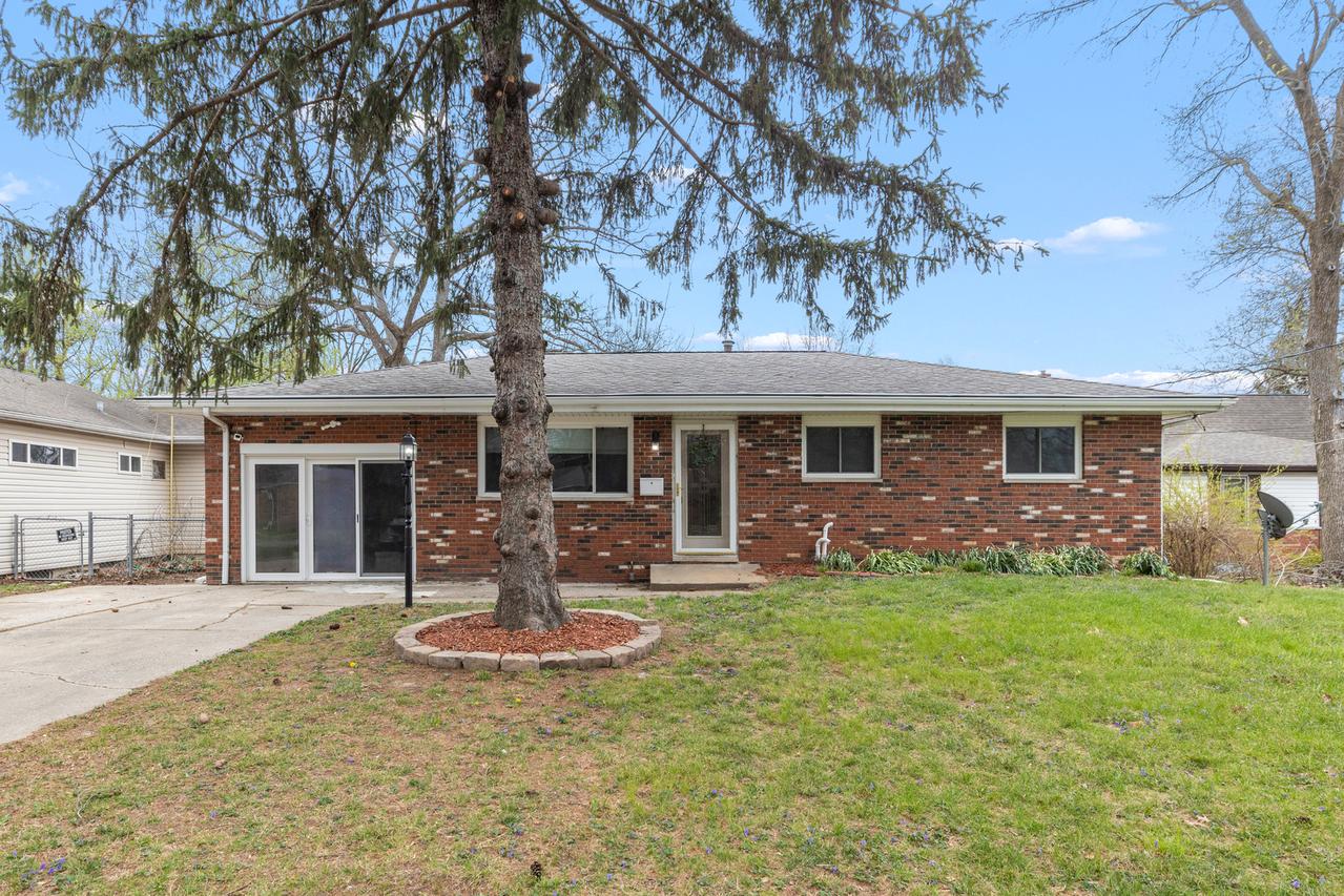 2241 Alby St., Alton, IL 62002