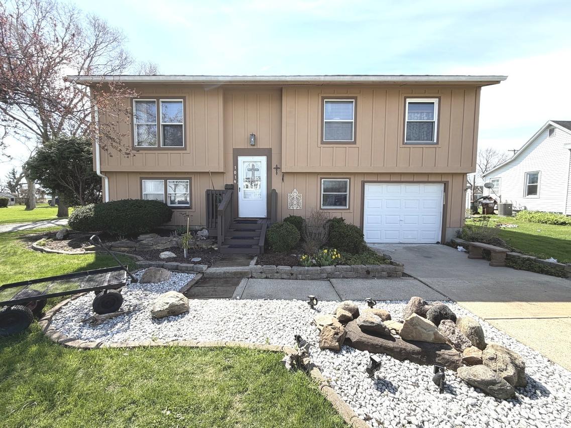 101 1/2 E North St., Danforth, IL 60930