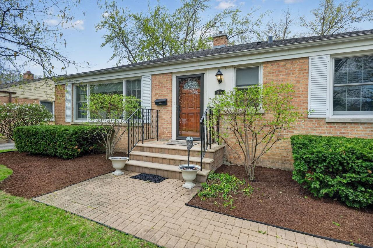 1945 Bosworth Ln., Northfield, IL 60093