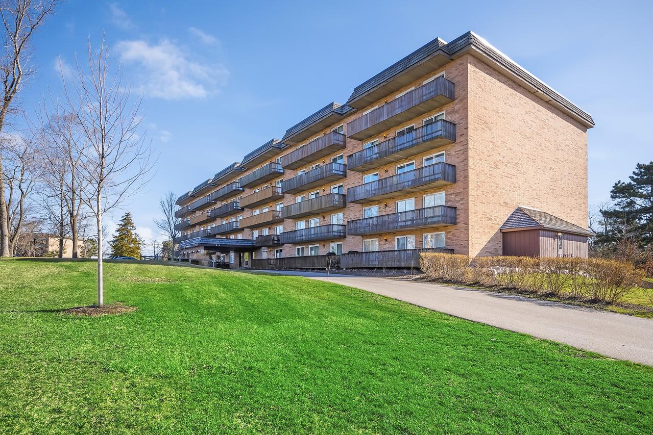 8025 Woodglen Ln. #207, Downers Grove, IL 60516