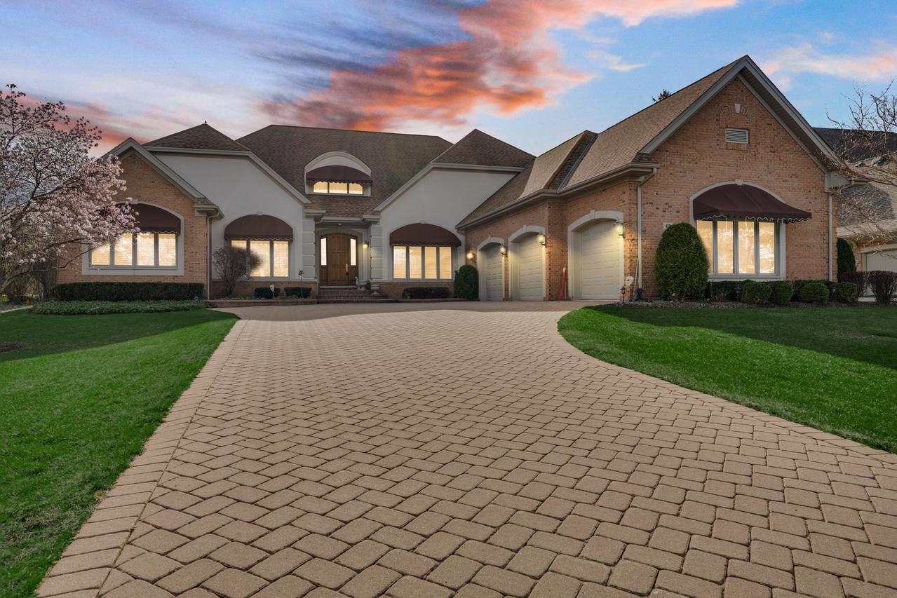 61 Overlook Dr., Golf, IL 60029