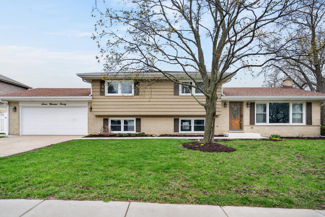 720 Preston Ln., Schaumburg, IL 60193