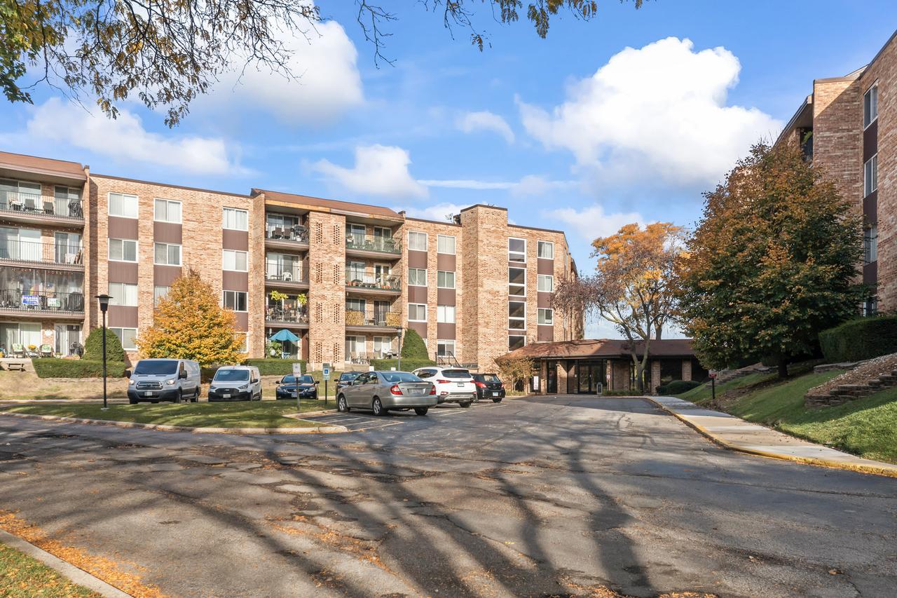 502 W Huntington Commons Rd. #339, Mount Prospect, IL 60056