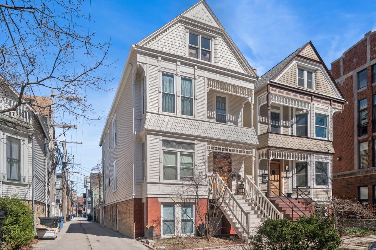 1042 W Barry Ave., Chicago, IL 60657