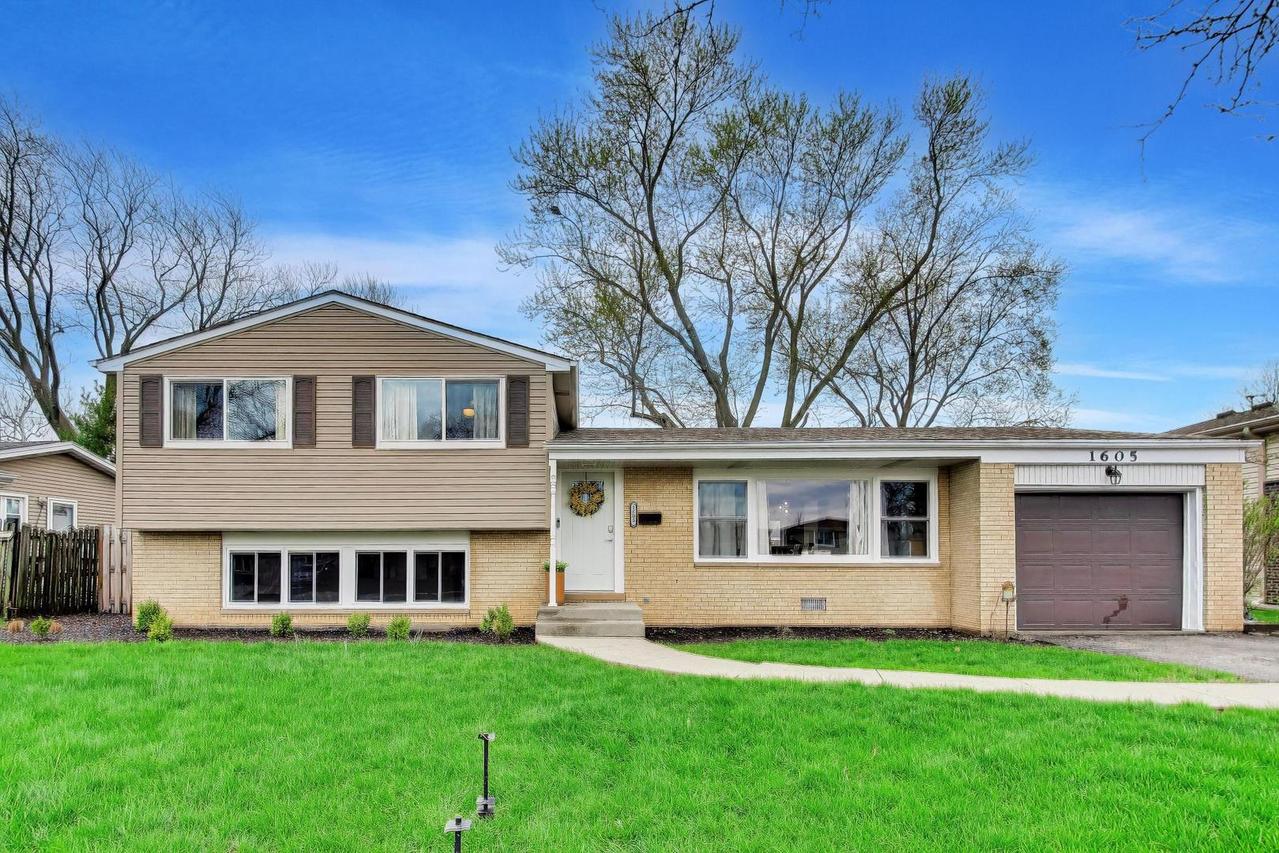 1605 W Lexington Dr., Arlington Heights, IL 60004