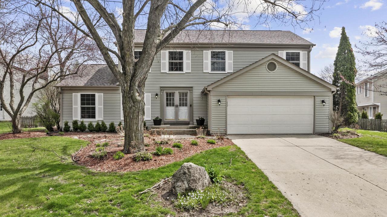 690 Honeysuckle Dr., Naperville, IL 60540