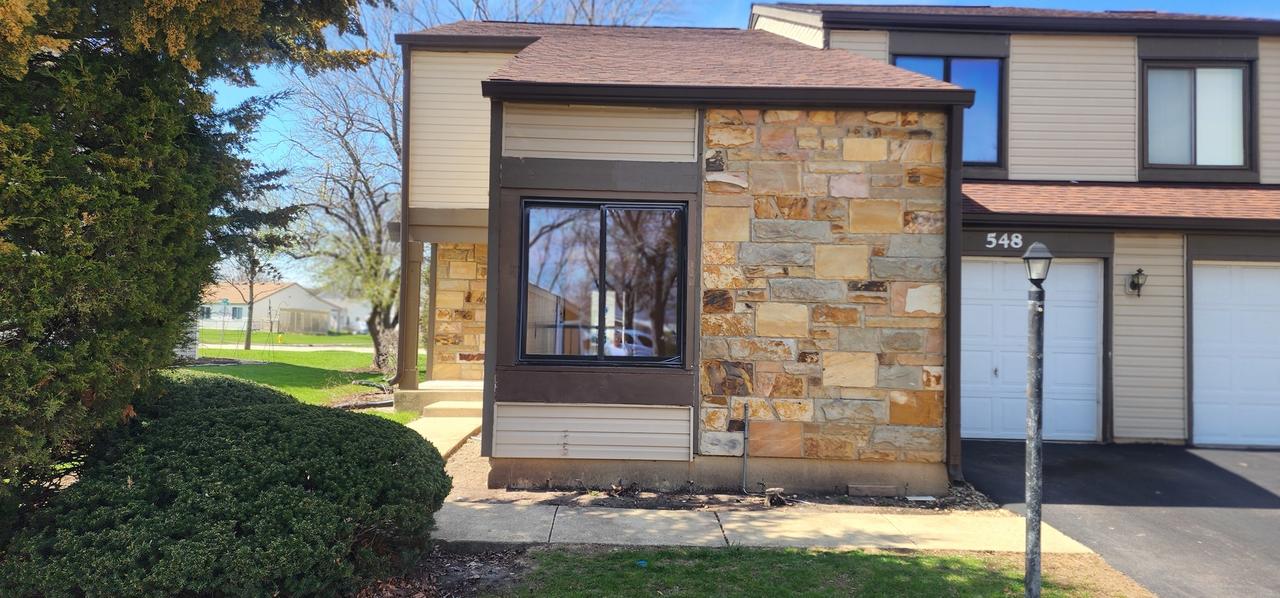 548 Alton Ct., Carol Stream, IL 60188