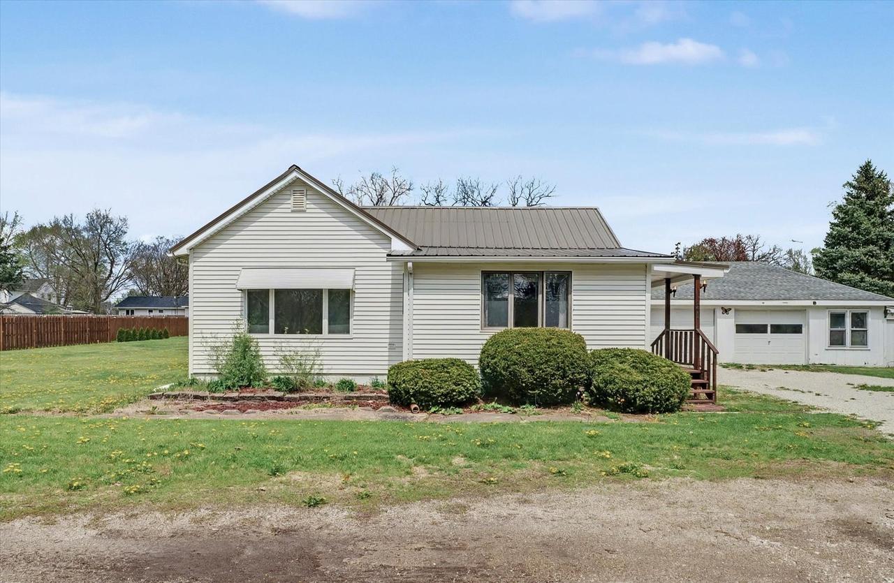 21 E Linn St., Piper City, IL 60959