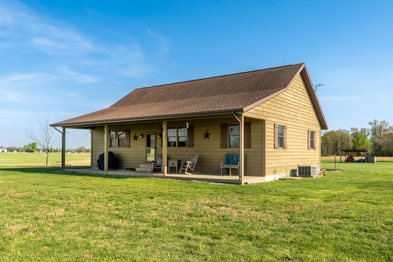 9242 E Park Street Rd., Duquoin, IL 62832