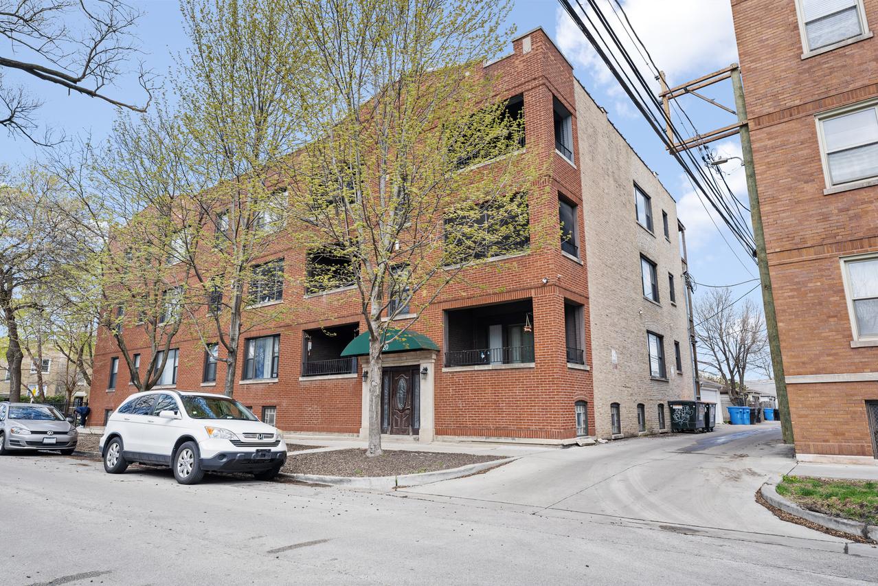 3918 W Roscoe St. #2, Chicago, IL 60618