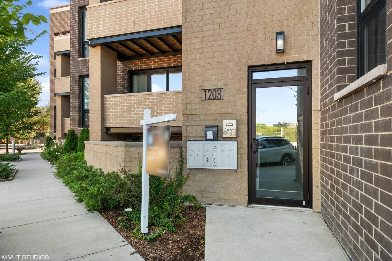 1203 W Superior St. #1B, Chicago, IL 60642