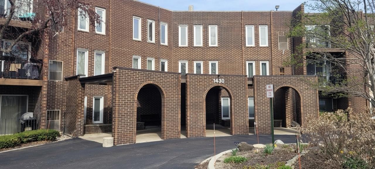 1430 Sandstone Dr. #201, Wheeling, IL 60090