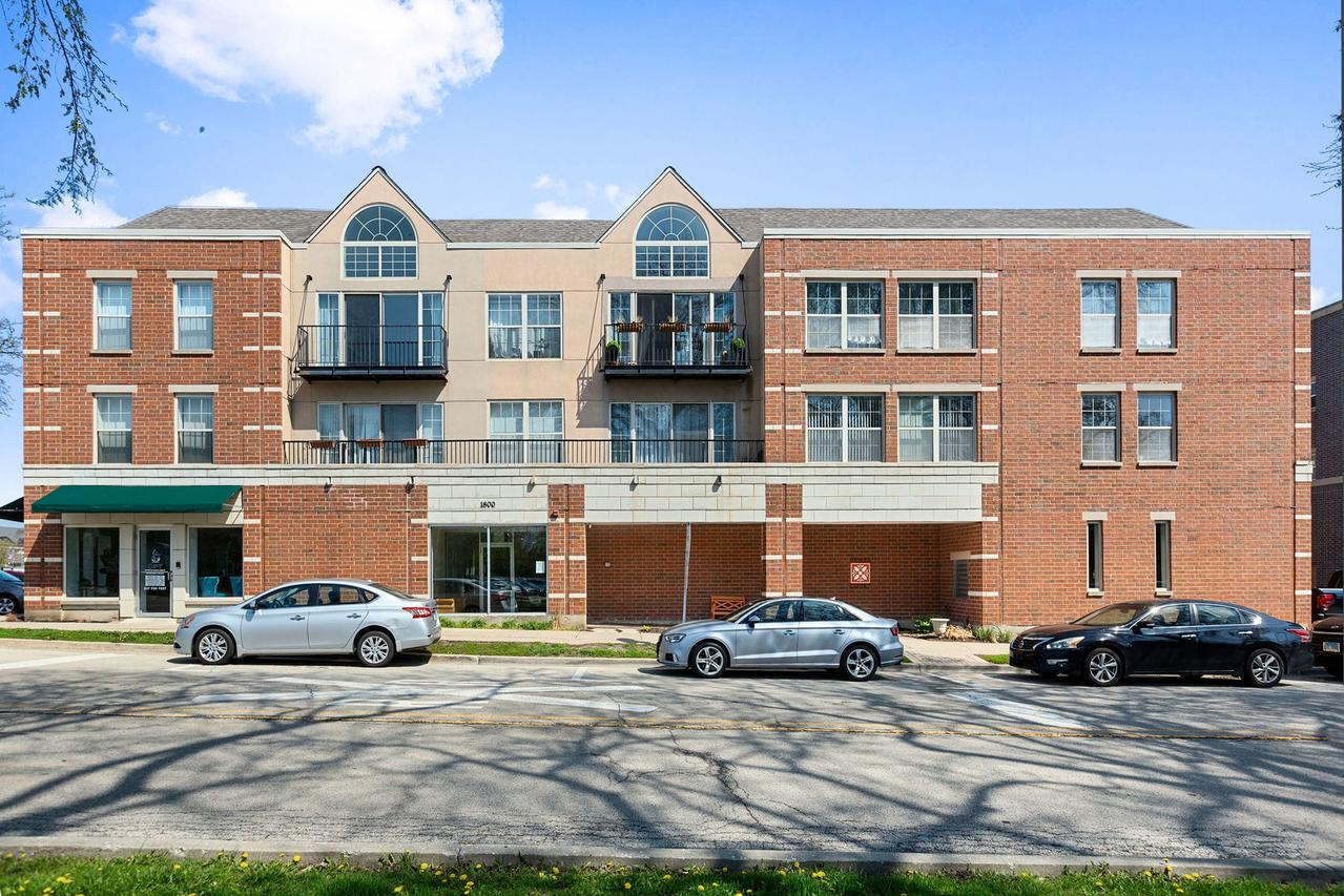 1800 Dewes St. #204, Glenview, IL 60025