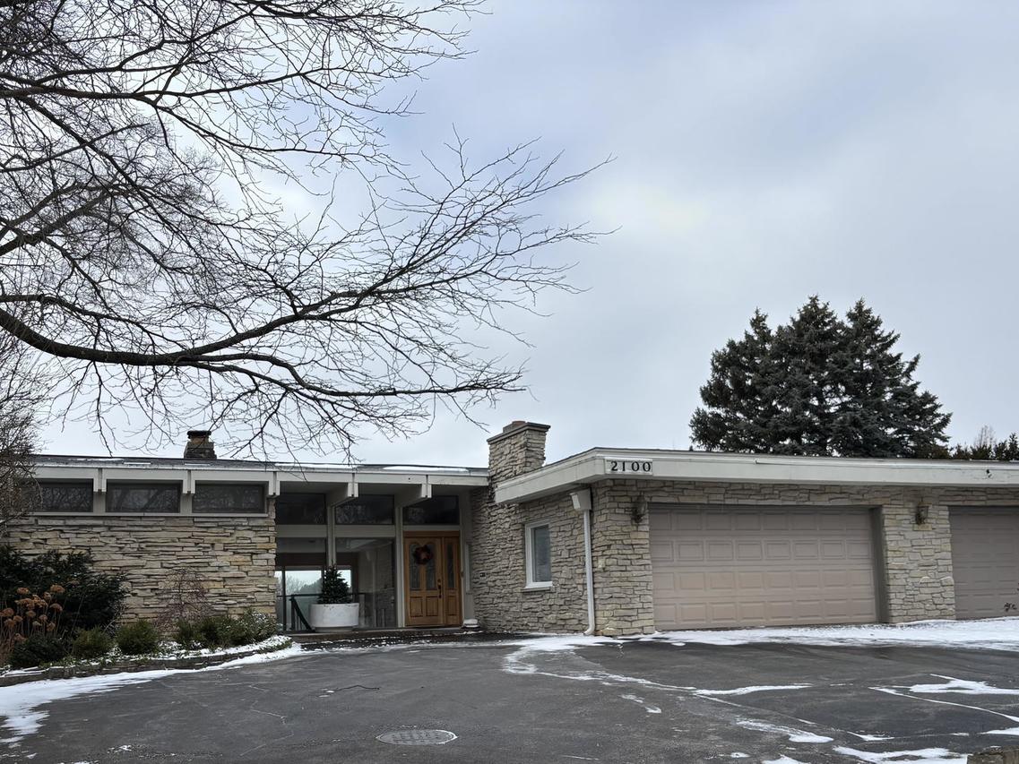 2100 Valley Lo Ln., Glenview, IL 60025
