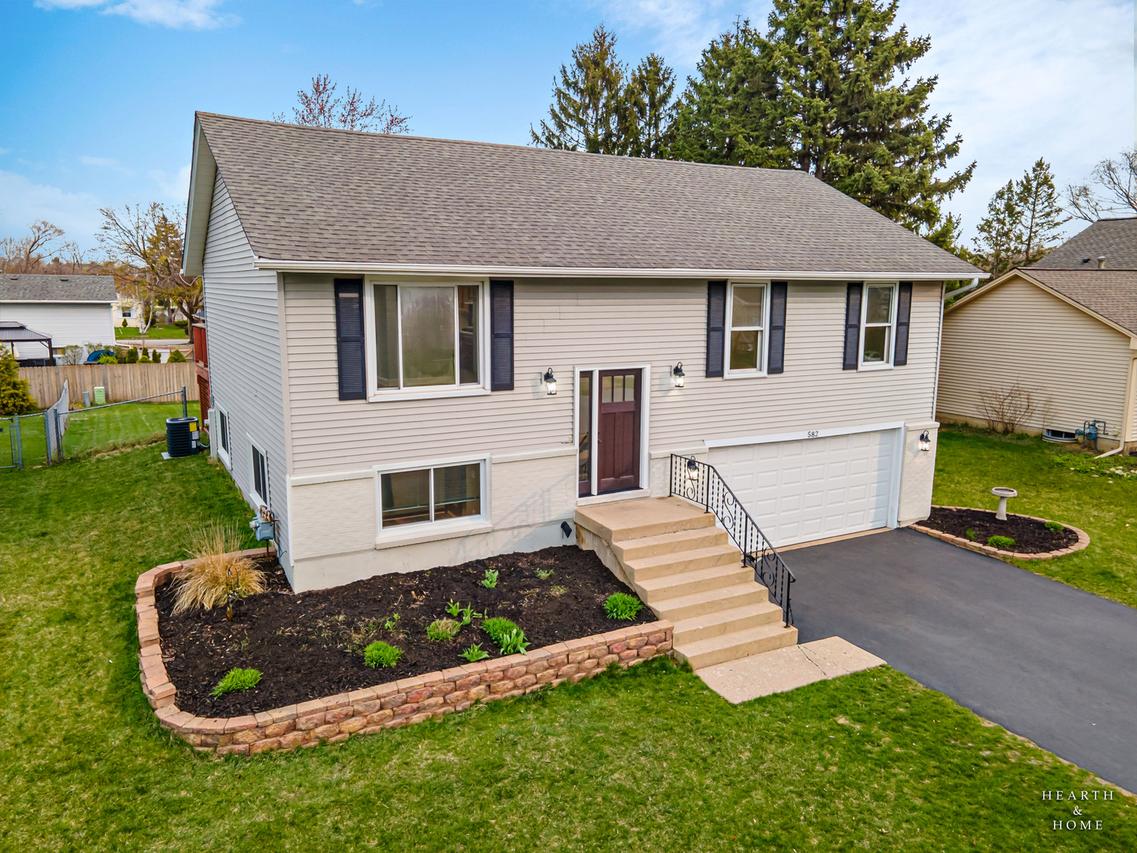 582 Arthur Dr., Cary, IL 60013