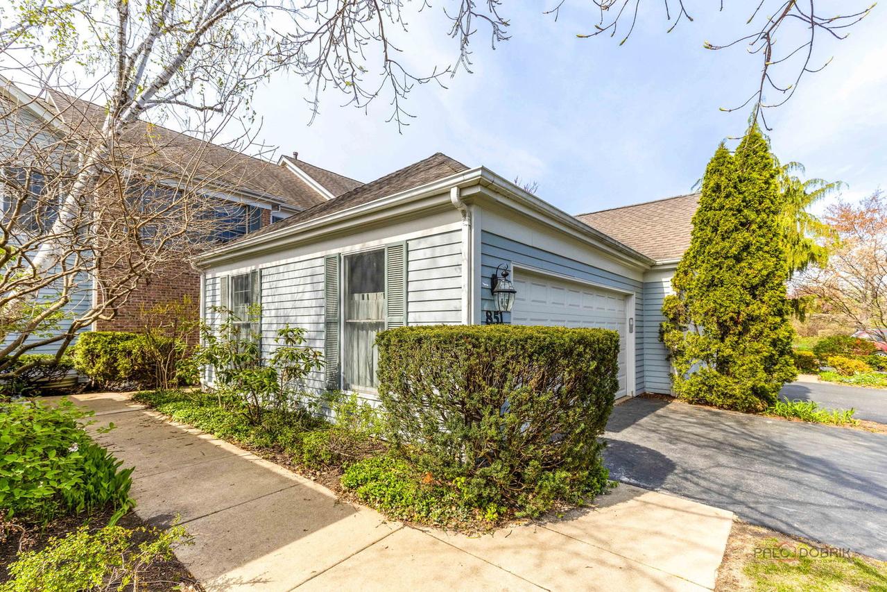 851 Sutton Ct., Lincolnshire, IL 60069