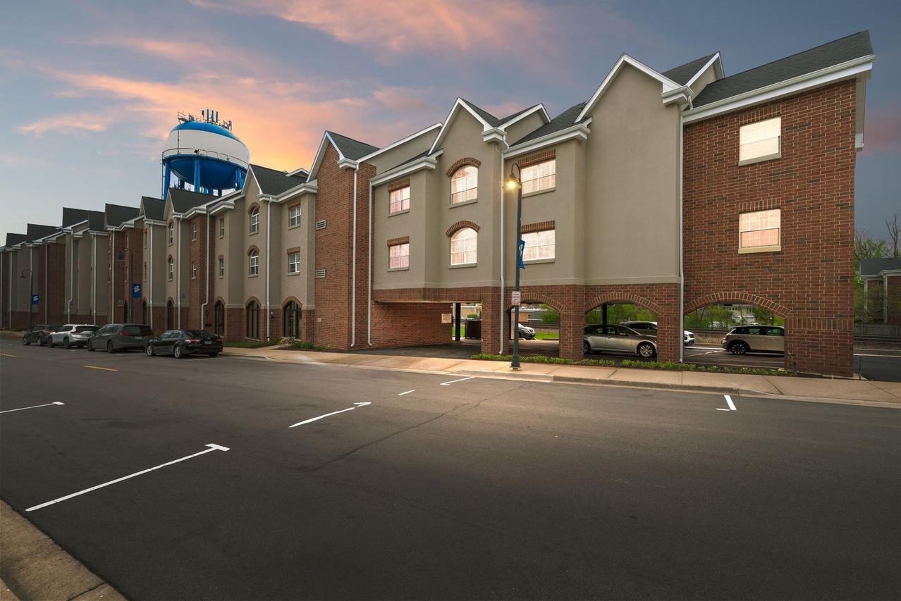 245 Burlington Ave. #311, Clarendon Hills, IL 60514