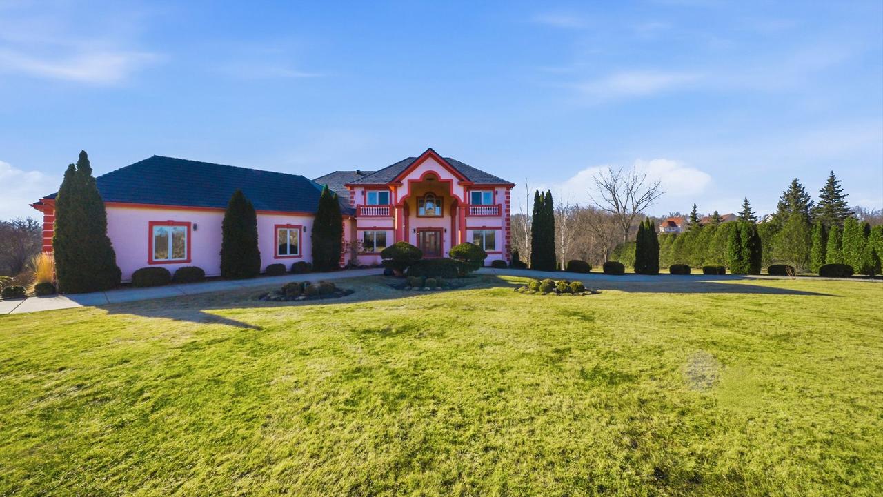 9 Falcon Lakes Dr., South Barrington, IL 60010