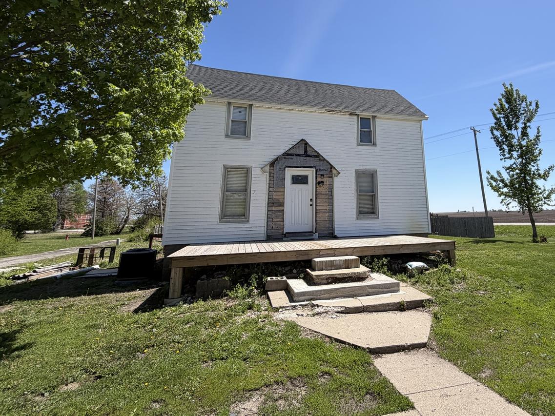 2 Missouri St., Hindsboro, IL 61930