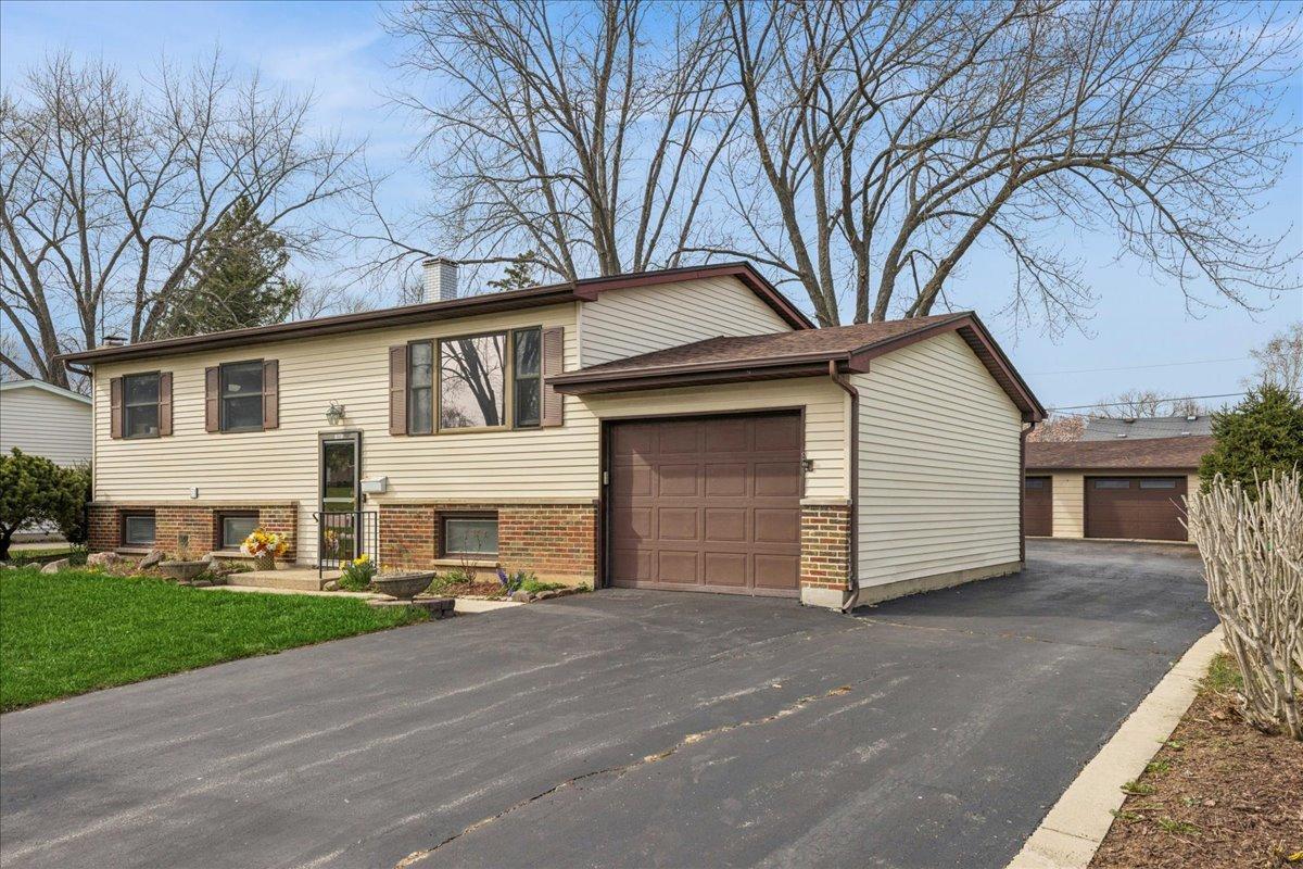 18508 W Woodland Ter., Gurnee, IL 60031