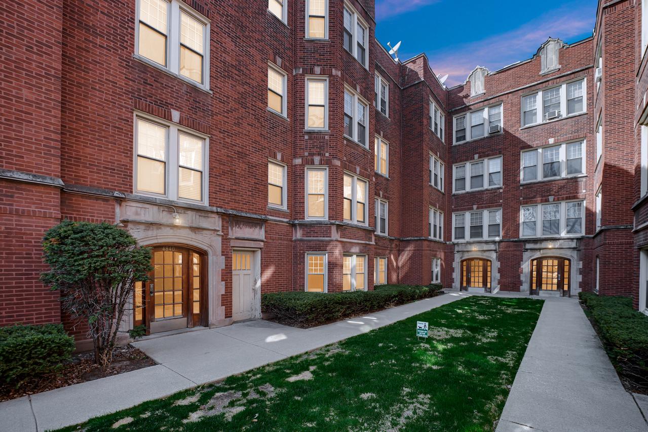 4840 W Henderson St. #2B, Chicago, IL 60641