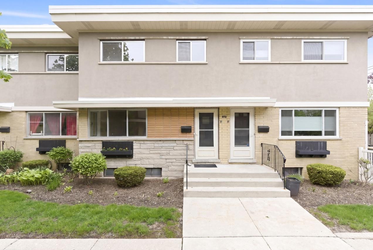 614 S Milwaukee Ave. #E, Libertyville, IL 60048