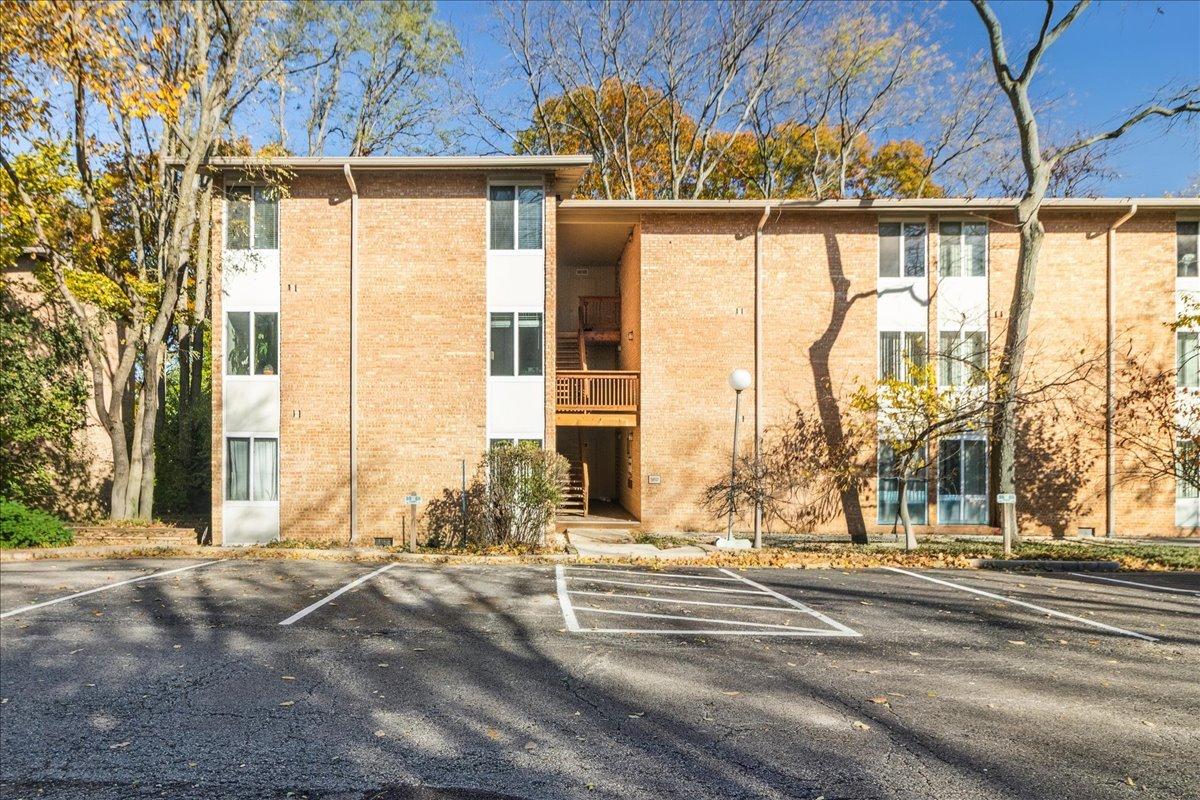 5817 Oakwood Dr. #E, Lisle, IL 60532