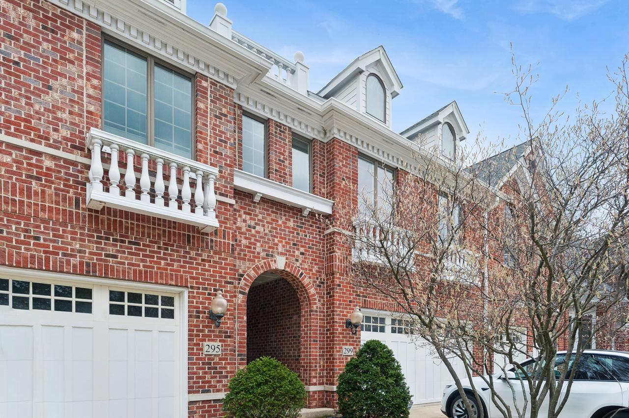 299 Arbor Glen Blvd., Schaumburg, IL 60195