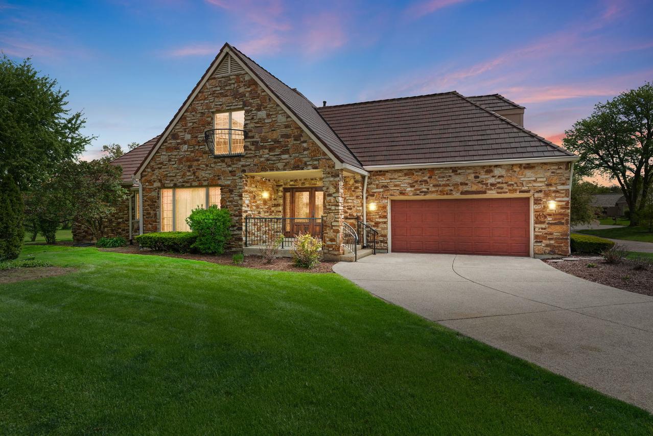 910 Red Fox Ln., Oak Brook, IL 60523