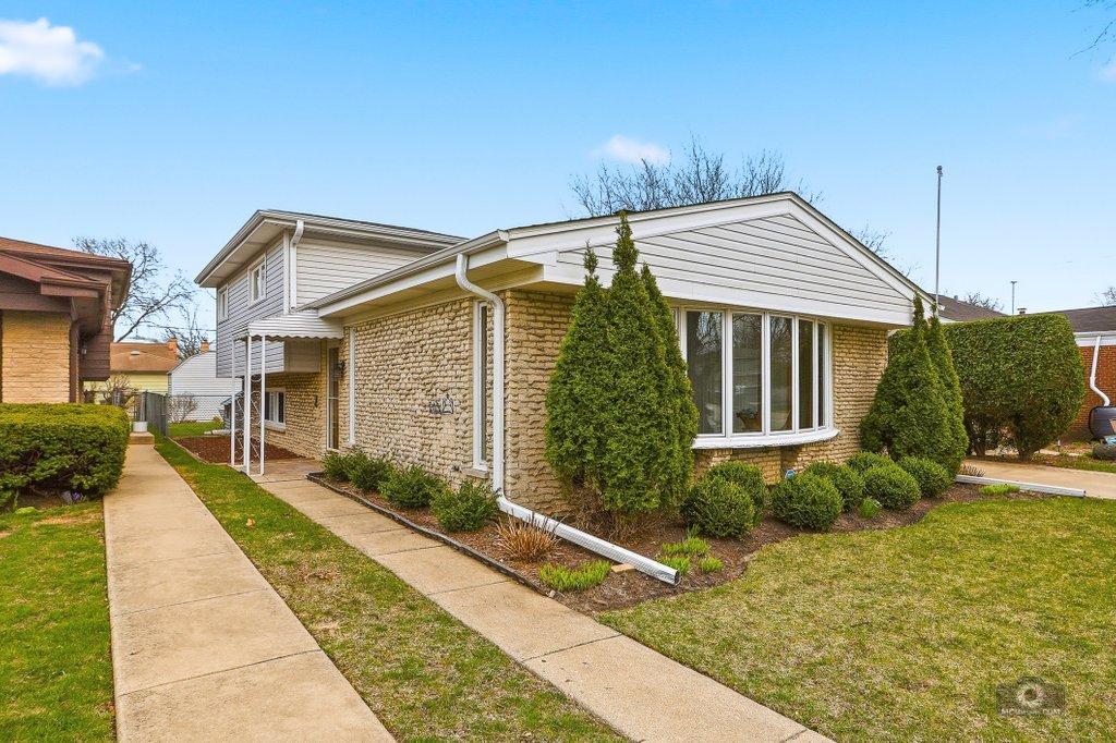 9437 Lockwood Ave., Skokie, IL 60077