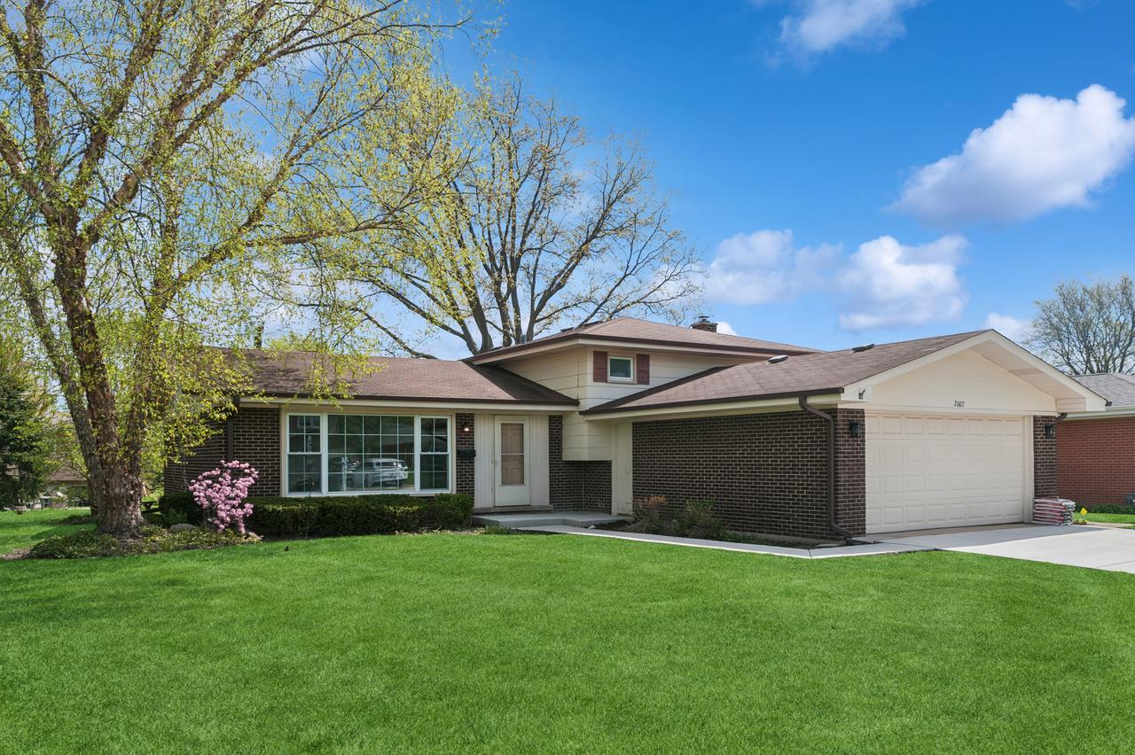 2007 N Spruce Ter., Arlington Heights, IL 60004