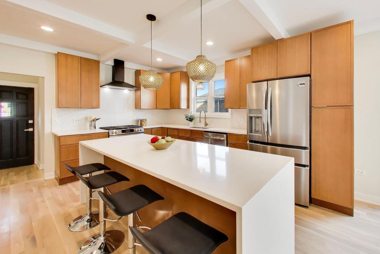 6730 W Dakin St., Chicago, IL 60634